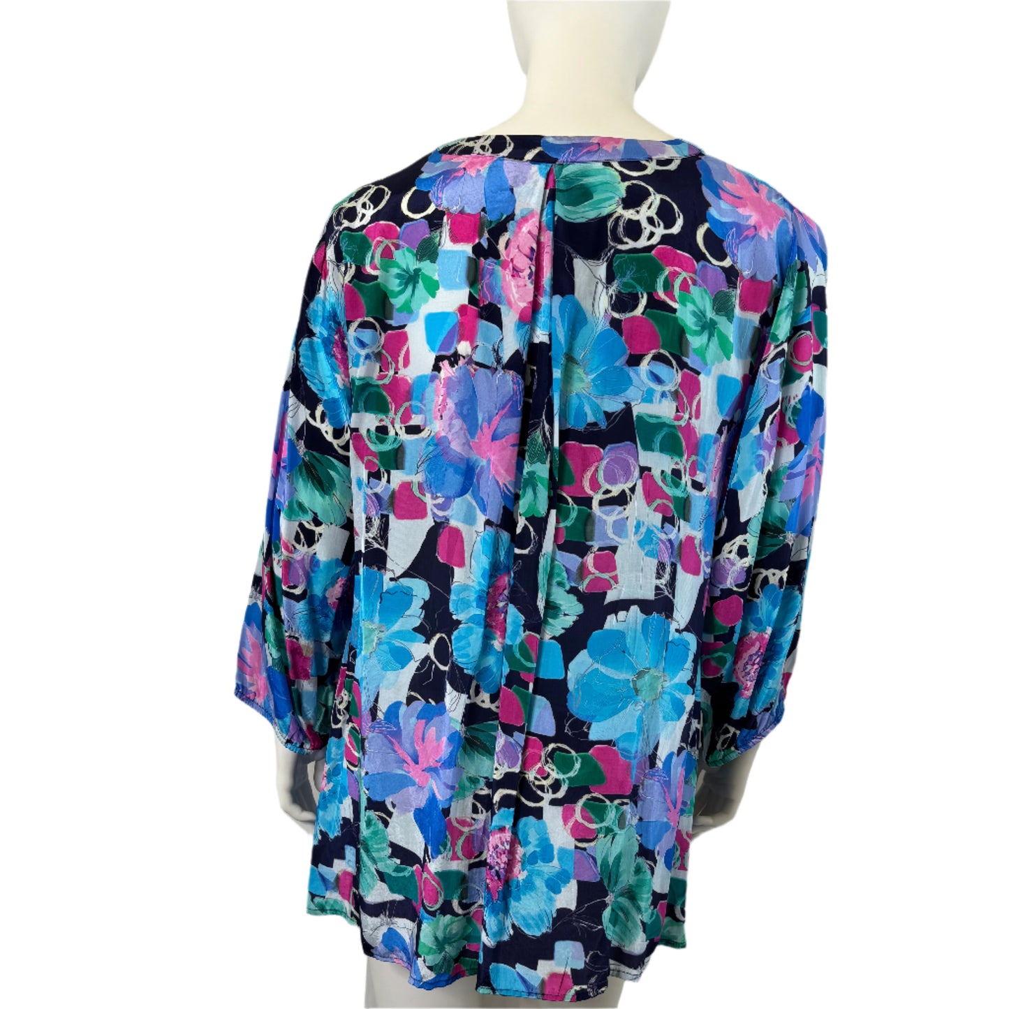Taking Shape V Neck Top - Size 24 BRAND NEW